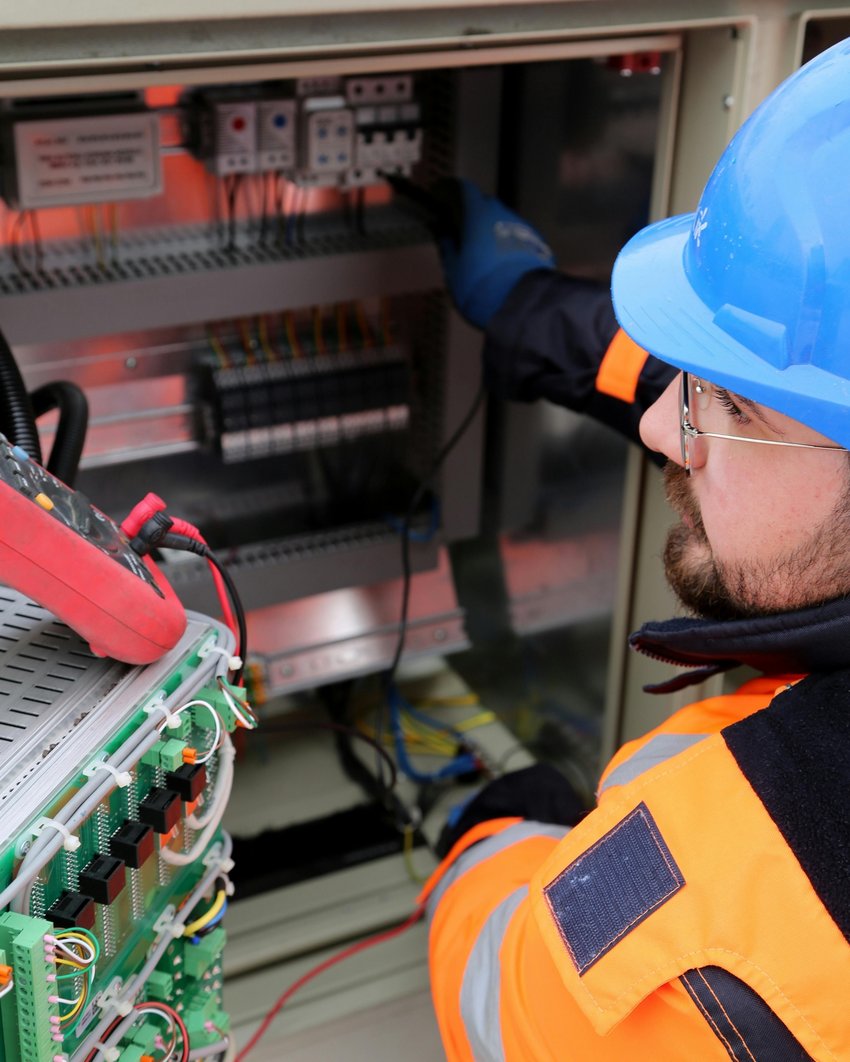 Técnico da Electric Solutions realizando medição em quadro elétrico